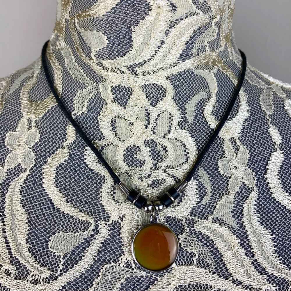 🌈 Color-Changing Mood Necklace 🌈 - Picture 3 of 8